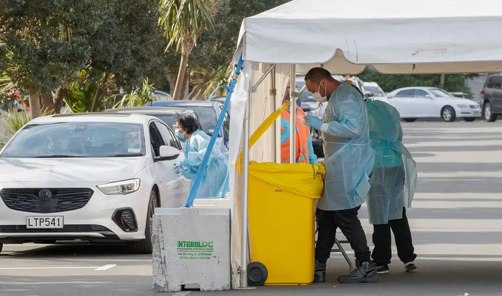 Conductores pasan por prueba de hisopado en Auckland. Foto: AFP
