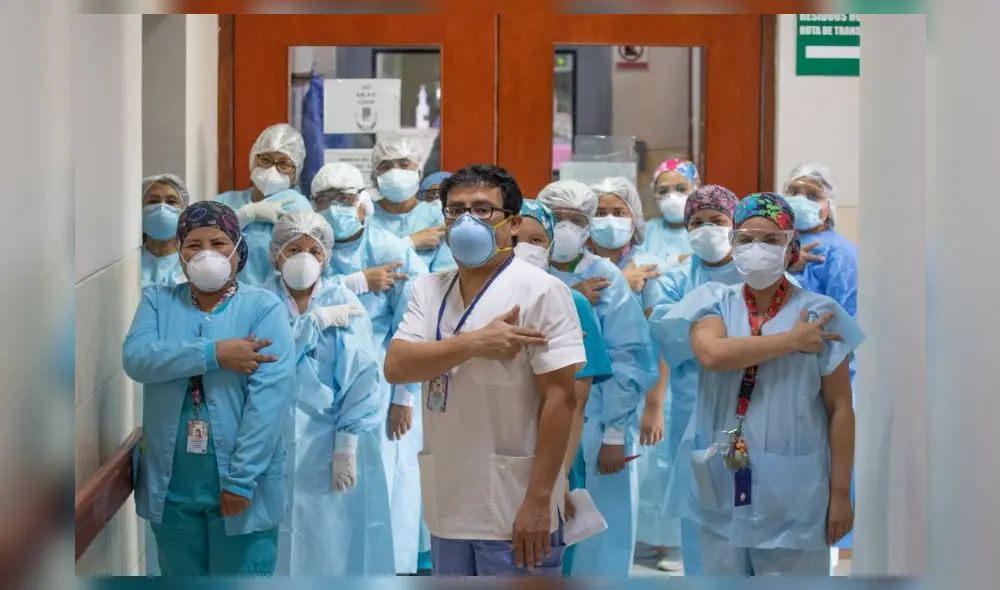 Médico Willy Díaz junto a grupo de médicos, enfermeras y técnicos de la UCI del Hospital Dos de Mayo. Foto: Jorge Cerdán. Médico Willy Díaz junto a grupo de médicos, enfermeras y técnicos de la UCI del Hospital Dos de Mayo. Foto: Jorge Cerdán.