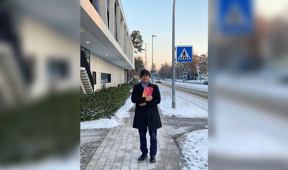 El ingeniero Víctor Hugo Sánchez en Karlsruhe, Alemania, sostiene uno de sus libros sobre el Perú contemporáneo. El ingeniero Víctor Hugo Sánchez en Karlsruhe, Alemania, sostiene uno de sus libros sobre el Perú contemporáneo.