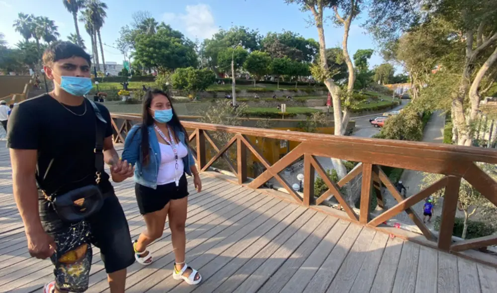 Enamorados optaron por ir a un espacio público por cierre de locales comerciales. Foto: Raúl Egúzquiza / URPI-GLR Enamorados optaron por ir a un espacio público por cierre de locales comerciales. Foto: Raúl Egúzquiza / URPI-GLR