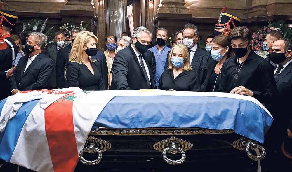 Último adiós. Centenares de argentinos hacían largas filas para despedir a Carlos Menem. Foto: dfusión