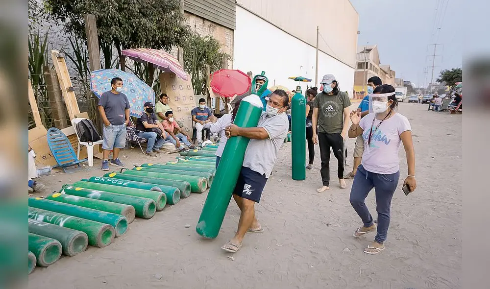 Difícil situación. Cientos de familias viven un martirio cuando buscan oxígeno medicinal. Foto: Antonio Melgarejo/ La República Difícil situación. Cientos de familias viven un martirio cuando buscan oxígeno medicinal. Foto: Antonio Melgarejo/ La República