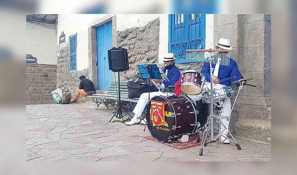 En la calle. Músicos tuvieron que salir a trabajar a las calles para llevar el sustento a su hogar.