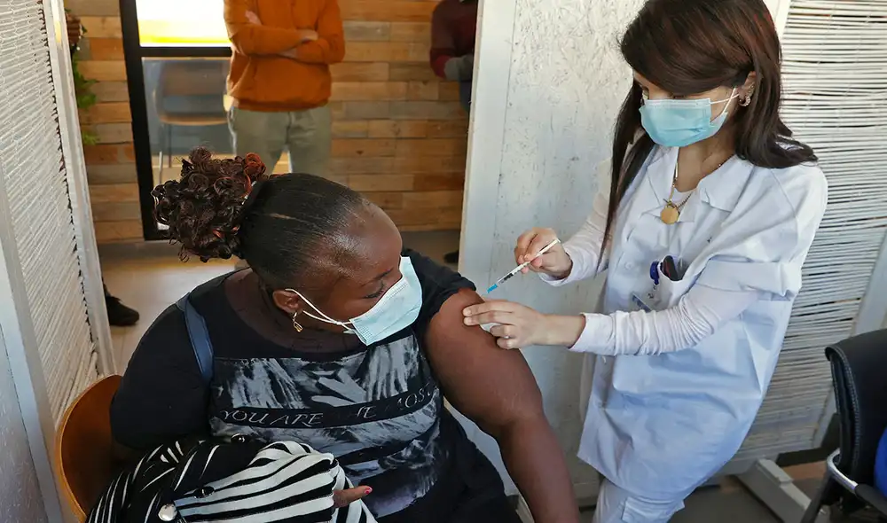 En Israel hasta ahora solo han usado la vacuna de Pfizer contra la COVID-19, a pesar de que también tienen miles de dosis de la de Moderna. Foto: AFP En Israel hasta ahora solo han usado la vacuna de Pfizer contra la COVID-19, a pesar de que también tienen miles de dosis de la de Moderna. Foto: AFP
