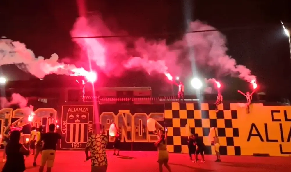 La fiesta fue adentro y afuera del Estadio Alejandro Villanueva. En los alrededores los hinchas portaron bengalas, mientras al interior las luces de los reflectores fueron encendidas. Foto: captura de Instagram