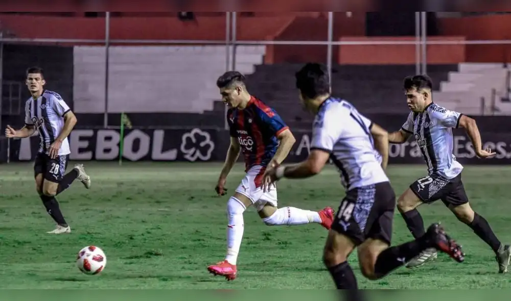 Libertad vs. Cerro Porteño juegan desde las 6.45 p. m. (hora peruana). Foto: EFE