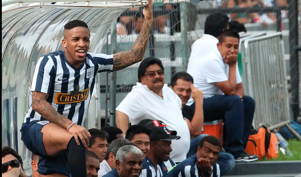 Jefferson Farfán debutó profesionalmente con Alianza Lima el 28 de julio de 2001 ante Deportivo Wanka.