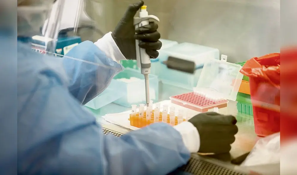 Aprovecharon la ventaja de ser funcionarios para vacunarse antes que los médicos de la primera línea. Foto: Antonio Melgarejo/ La República Aprovecharon la ventaja de ser funcionarios para vacunarse antes que los médicos de la primera línea. Foto: Antonio Melgarejo/ La República