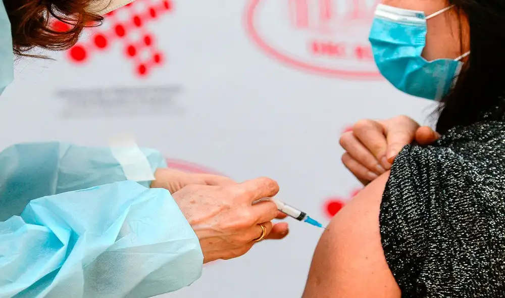 Las primeras dosis de vacunas llegarán a Uruguay en marzo. Foto: AFP