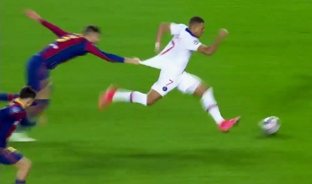 Piqué intentó parar a Mbappé jalándolo de la camiseta. Foto: ESPN
