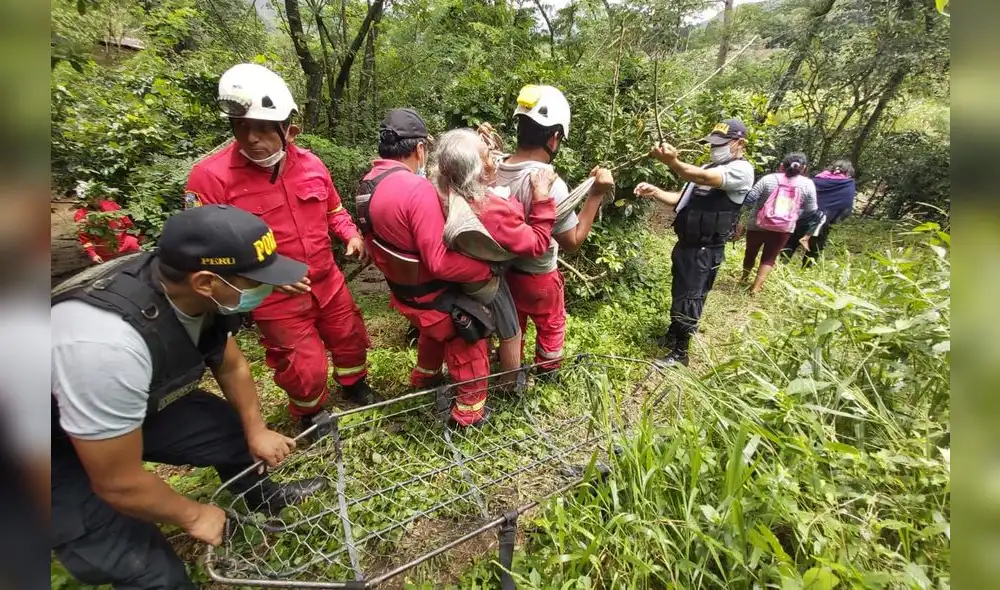 Hombres de rojo auxilian a damnificados de diversas zonas. Foto: Bomberos