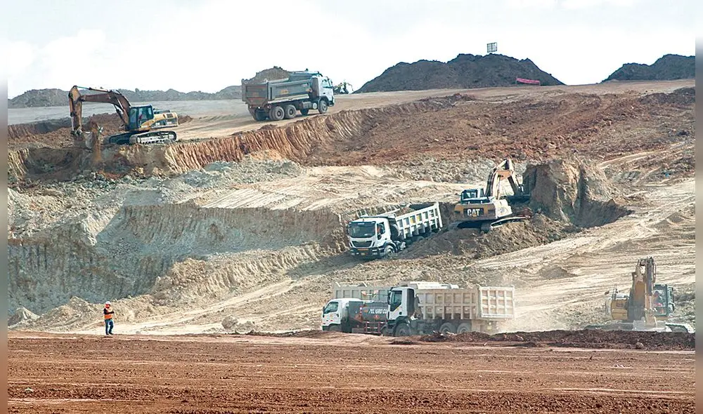Movimiento de tierras. Es una de las obras que deben reiniciarse en Chinchero, lo estuvo efectuando el Estado, pese a las observaciones.