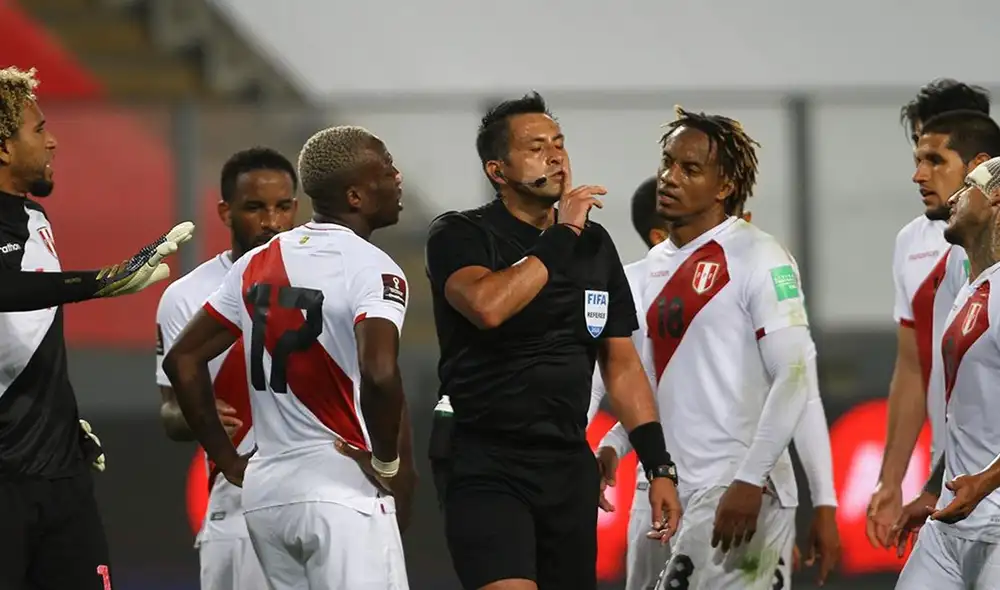 Julio Bascuñán con los jugadores peruanos en la derrota frente a Brasil por las Eliminatorias Qatar 2022. Foto: EFE Julio Bascuñán con los jugadores peruanos en la derrota frente a Brasil por las Eliminatorias Qatar 2022. Foto: EFE