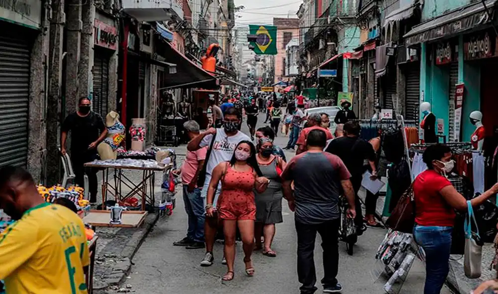 Decenas de personas caminan por el centro comercial de Saara en Río de Janeiro (Brasil). Foto: EFE Decenas de personas caminan por el centro comercial de Saara en Río de Janeiro (Brasil). Foto: EFE
