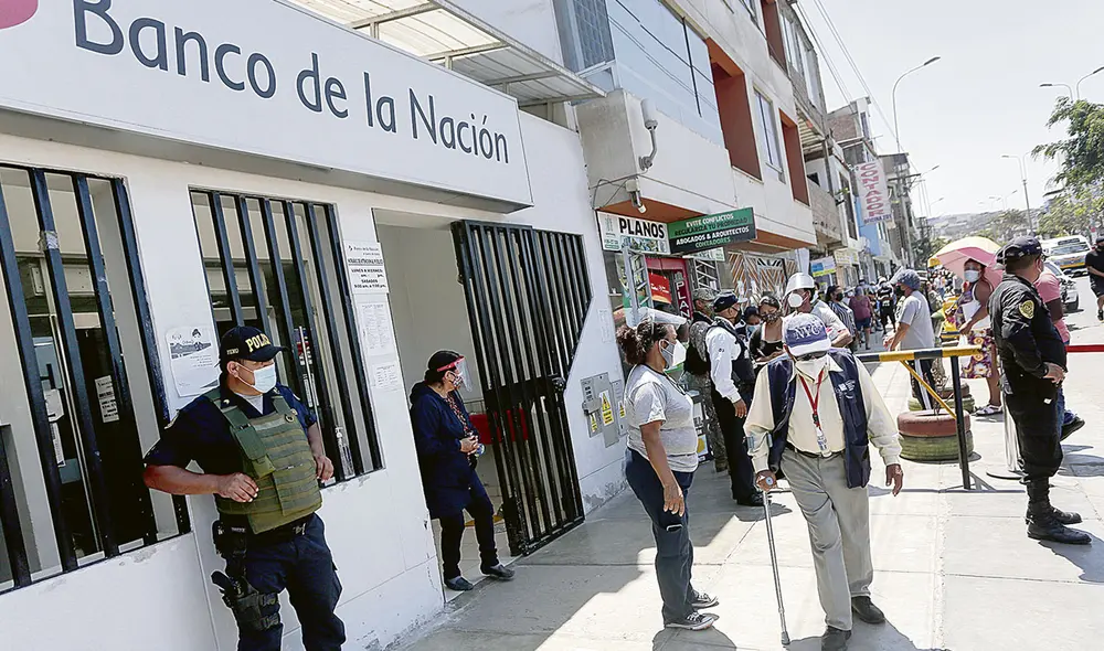 Problema. Agencia del BN en SJM registró largas colas. Foto: Antonio Melgarejo/La República Problema. Agencia del BN en SJM registró largas colas. Foto: Antonio Melgarejo/La República