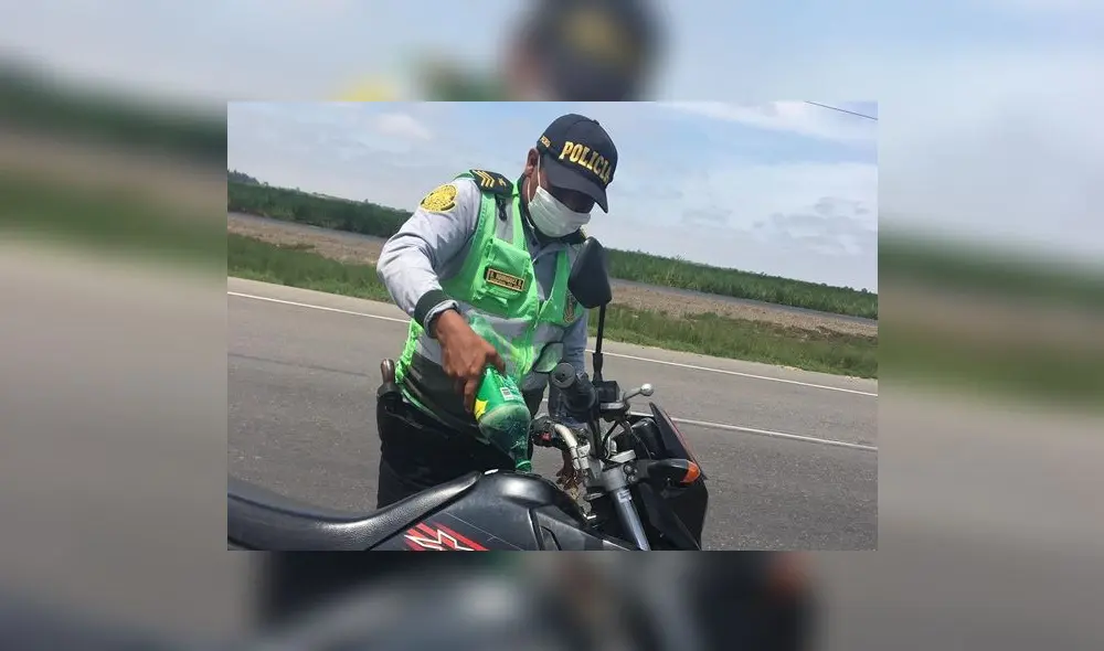 Acción solidaria de policías fue resaltada en redes sociales. Foto: Facebook PNP Acción solidaria de policías fue resaltada en redes sociales. Foto: Facebook PNP