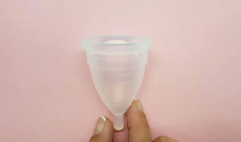 Pese a que la copa menstrual es una de las opciones más ecológicas a utilizar por mujeres y cuerpos menstruantes, aún prevalecen diferentes mitos en torno a ella. Foto: Esturirafi