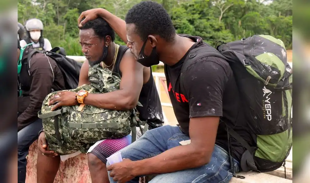 La medida, que se extenderá por sesenta días pero puede prorrogarse, busca ayudar a contener la llegada de migrantes al pequeño municipio fronterizo de Assis, donde están varados al menos 500 extranjeros, en su mayoría haitianos. Foto: AFP