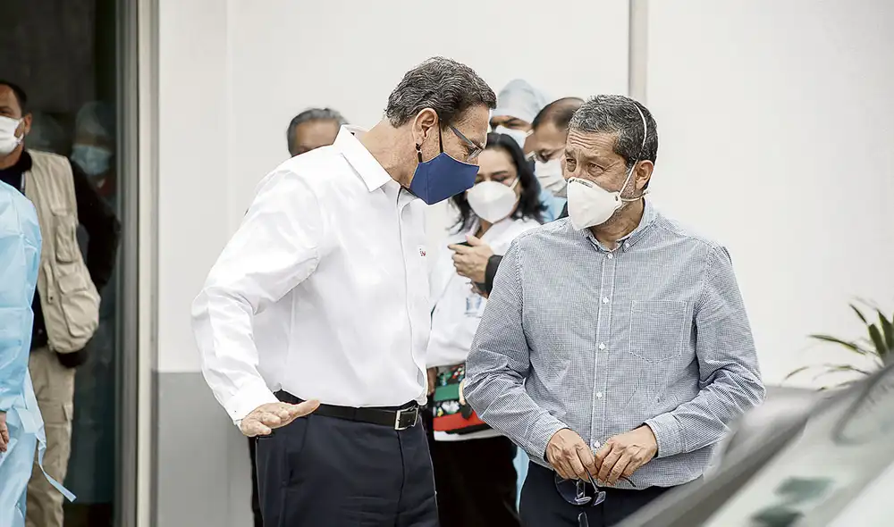 El expresidente Martín Vizcarra y el exjefe del equipo de ensayos clínicos de la UPCH Germán Málaga: ellos y sus familiares se vacunaron indebidamente. Foto: Antonio Melgarejo/La República El expresidente Martín Vizcarra y el exjefe del equipo de ensayos clínicos de la UPCH Germán Málaga: ellos y sus familiares se vacunaron indebidamente. Foto: Antonio Melgarejo/La República