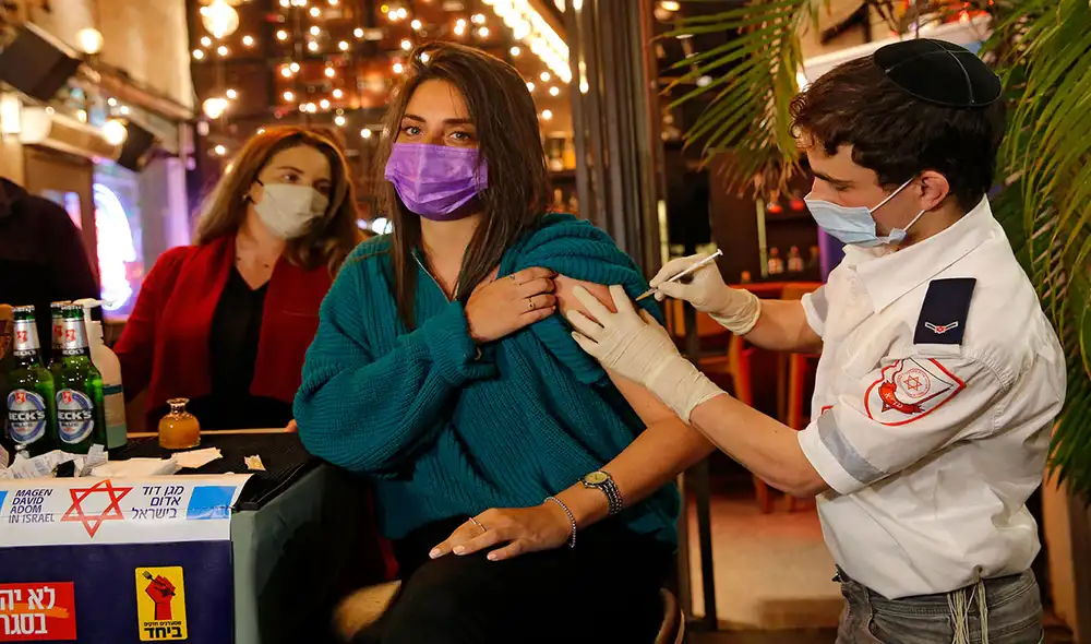 Decenas de personas acudieron al bar en Israel para vacunarse contra la COVID-19 y tomarse una bebida gratis. Foto: AFP Decenas de personas acudieron al bar en Israel para vacunarse contra la COVID-19 y tomarse una bebida gratis. Foto: AFP