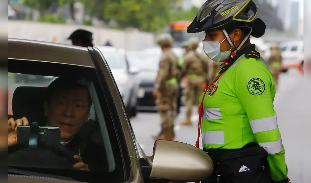 El uso del pase vehicular es obligatorio hasta que finalice la cuarentena obligatoria en las regiones de nivel extremo. Foto: La República/Carlos Contreras Merino