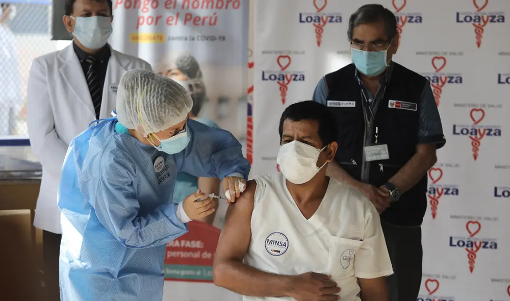 Ministro de Salud señaló que la próxima semana se culminará la vacunación del personal de salud. Foto: Jorge Cerdán/La República Ministro de Salud señaló que la próxima semana se culminará la vacunación del personal de salud. Foto: Jorge Cerdán/La República