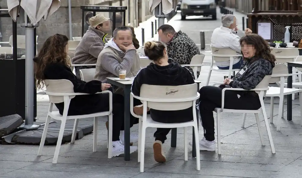En varias terrazas de Madrid se ha hecho común que no lleven puestas mascarillas, a pesar de que España registra miles de contagios de coronavirus diariamente. Foto: El País En varias terrazas de Madrid se ha hecho común que no lleven puestas mascarillas, a pesar de que España registra miles de contagios de coronavirus diariamente. Foto: El País