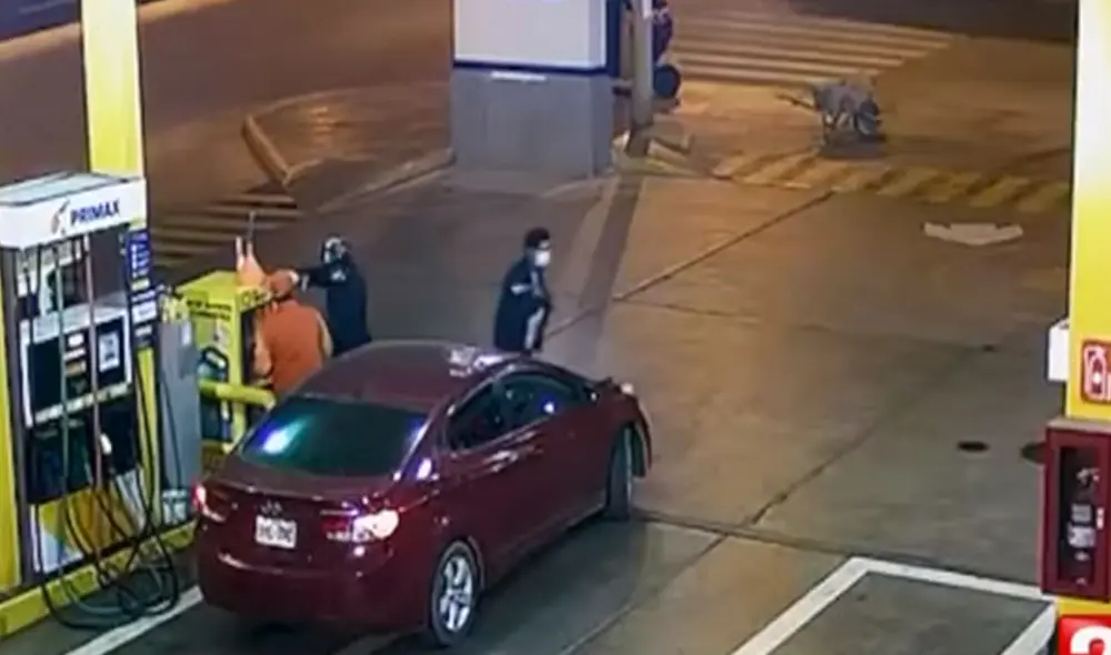 Presunto criminal se encontraba acompañado de otro sujeto que manejaba una motocicleta. Foto: captura de 24 Horas