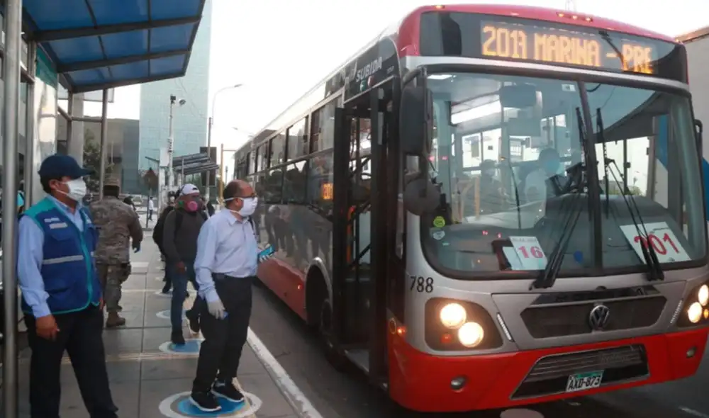Ante el estado de emergencia sanitaria, el Gobierno cambió algunas medidas con respecto al aforo en las unidades de transporte. Foto: La República