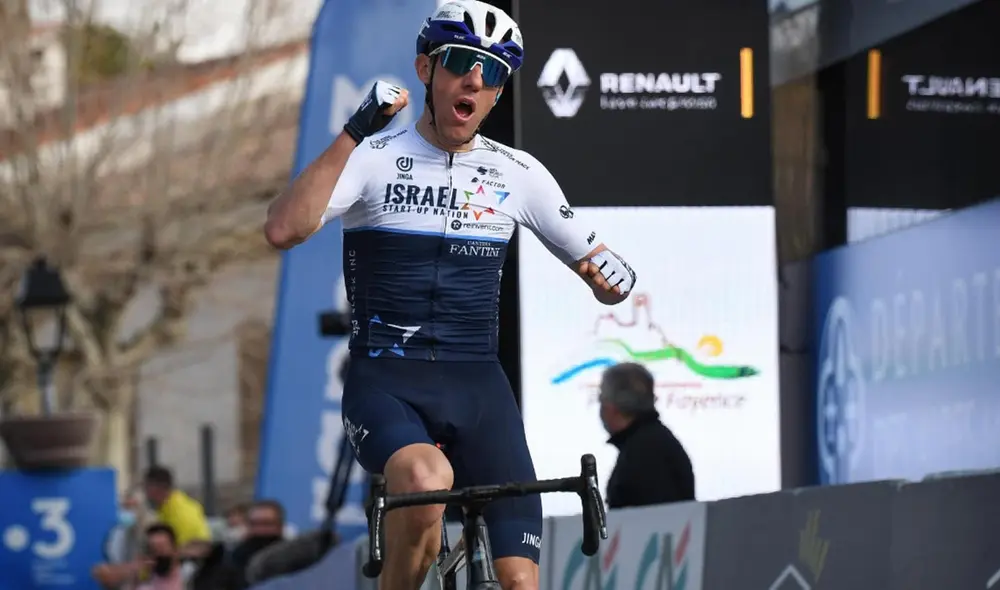 Michael Woods celebra su triunfo en la etapa 2 del Tour Alpes Marítimos 2021. Foto: RCN