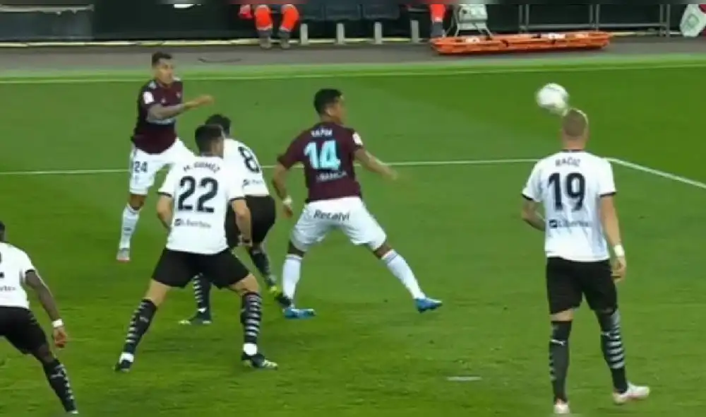 Renato Tapia sufrió un duro golpe en los minutos iniciales del partido por LaLiga. Foto: captura/ESPN Renato Tapia sufrió un duro golpe en los minutos iniciales del partido por LaLiga. Foto: captura/ESPN