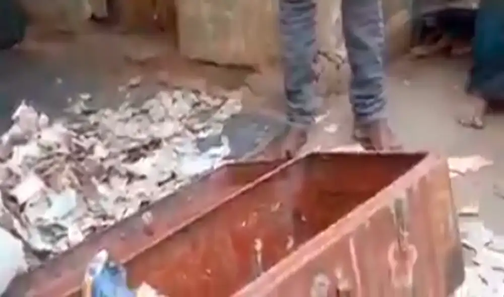 El hombre quedó impresionado al ver todos los ahorros de su vida destruidos por las termitas. Foto: captura de Facebook