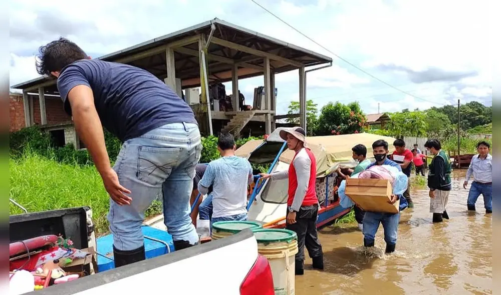 Ciudadanos intentan rescatar sus pertenencias del desborde del río. Foto: La República Ciudadanos intentan rescatar sus pertenencias del desborde del río. Foto: La República