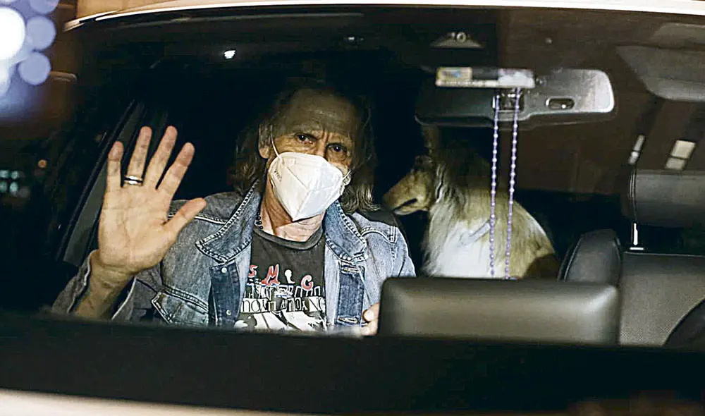 Ricardo Gareca saluda a los hombres de prensa en el aeropuerto antes de emrrumbar a su casa junto a Almendra. Foto: John Reyes/La República Ricardo Gareca saluda a los hombres de prensa en el aeropuerto antes de emrrumbar a su casa junto a Almendra. Foto: John Reyes/La República