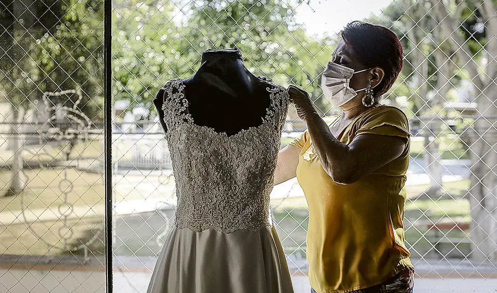 Matrimonio. Las mascarillas con encajes se han vuelto indispensables para las novias. Foto: Foto: John Reyes/La República Matrimonio. Las mascarillas con encajes se han vuelto indispensables para las novias. Foto: Foto: John Reyes/La República
