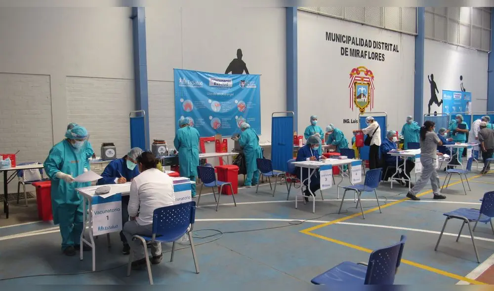 Vacunación continuo ayer en la piscina de Miraflores y el Hospital Metropolitano de EsSalud. Foto: La República.