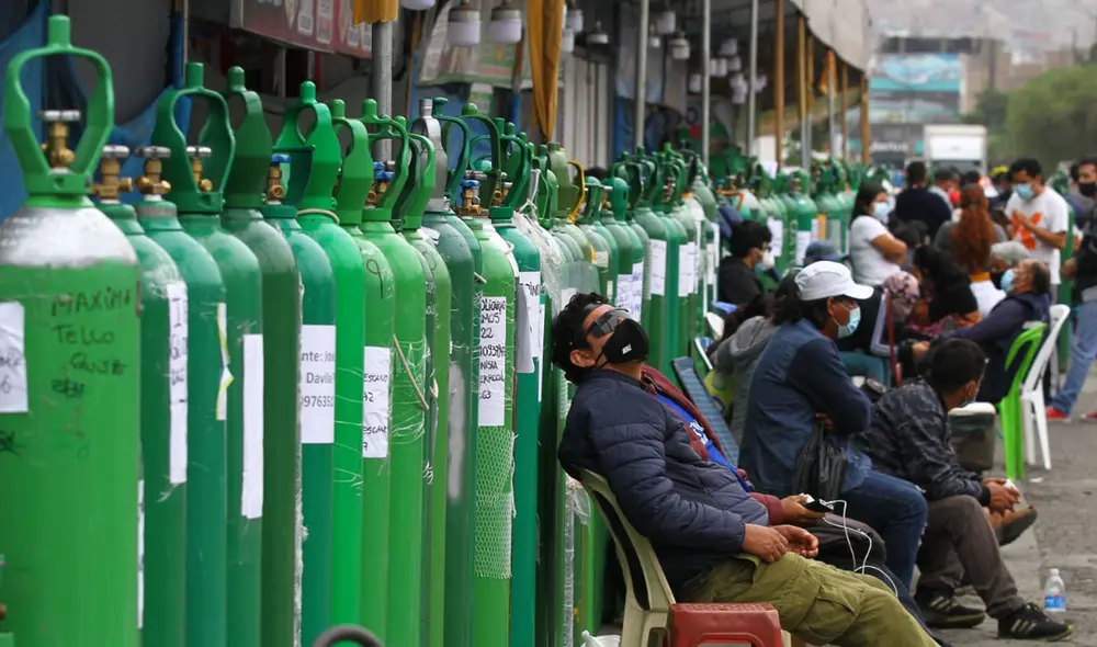Personas deben lidiar con revendedores de cola y oxígeno en nueva planta inaugurada. Foto: Luis Jiménez / La República Personas deben lidiar con revendedores de cola y oxígeno en nueva planta inaugurada. Foto: Luis Jiménez / La República