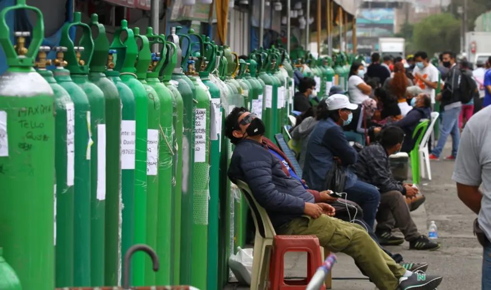 Escasez de oxígeno en la segunda ola obliga a miles de familias a pernoctar con el fin de conseguir llenar sus balones con vital recurso. Fotos: Luis Jiménez / La República Escasez de oxígeno en la segunda ola obliga a miles de familias a pernoctar con el fin de conseguir llenar sus balones con vital recurso. Fotos: Luis Jiménez / La República