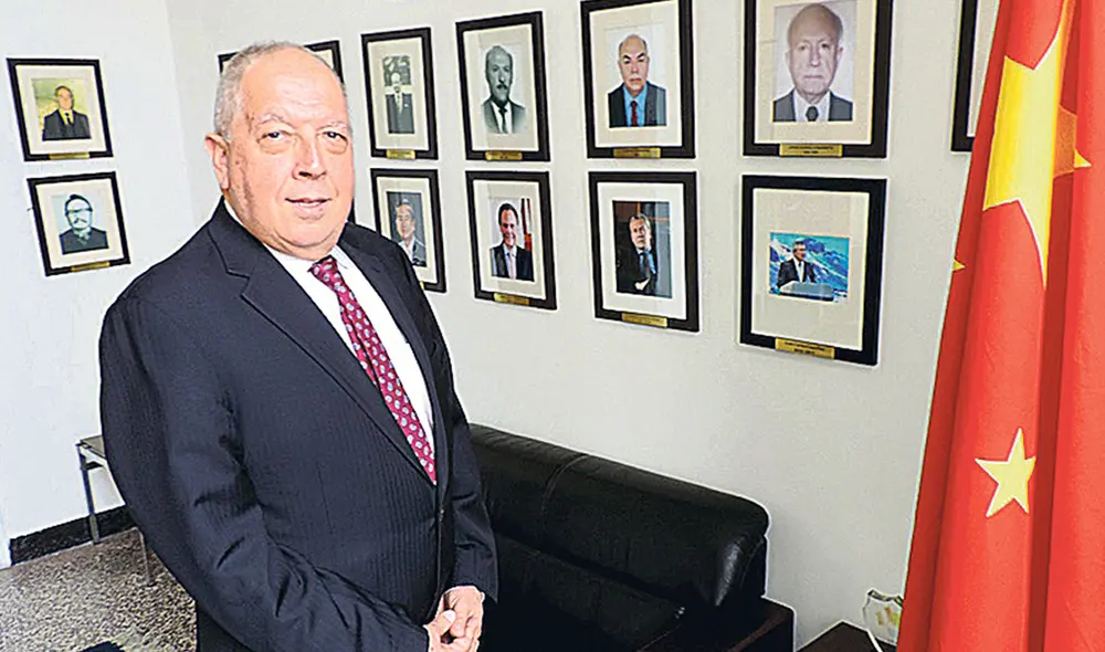 Enlace. El embajador Luis Quesada fue quien recibió la oferta del laboratorio chino Sinopharm. Foto: difusión Enlace. El embajador Luis Quesada fue quien recibió la oferta del laboratorio chino Sinopharm. Foto: difusión