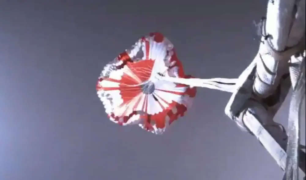 Momento en que se despliega el paracaídas de la nave. Captura de video: NASA