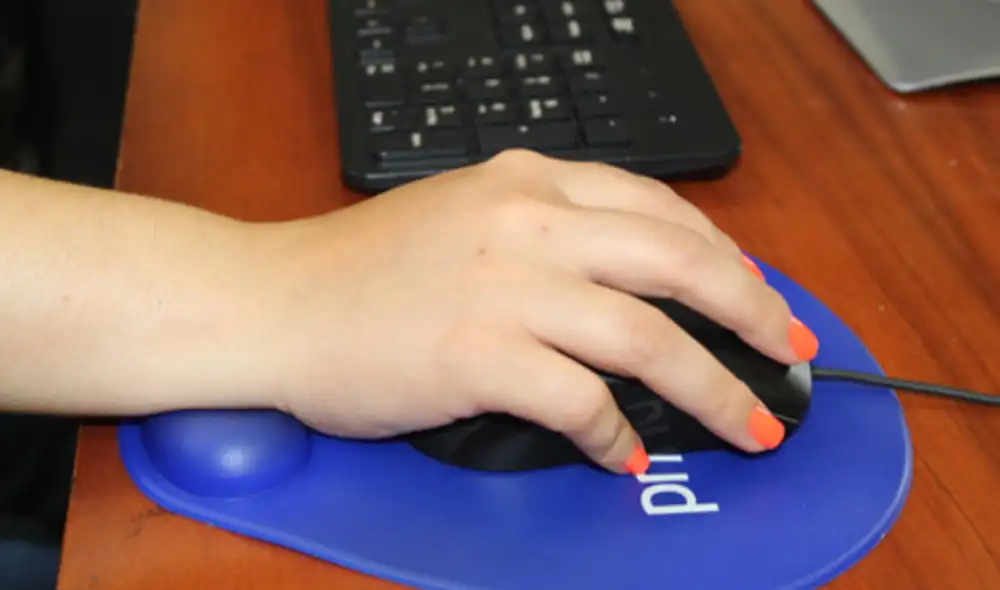 Neuróloga recomienda hacer pausas de 15 minutos cada dos horas durante la jornada de trabajo para relajar la mano. Foto: EsSalud