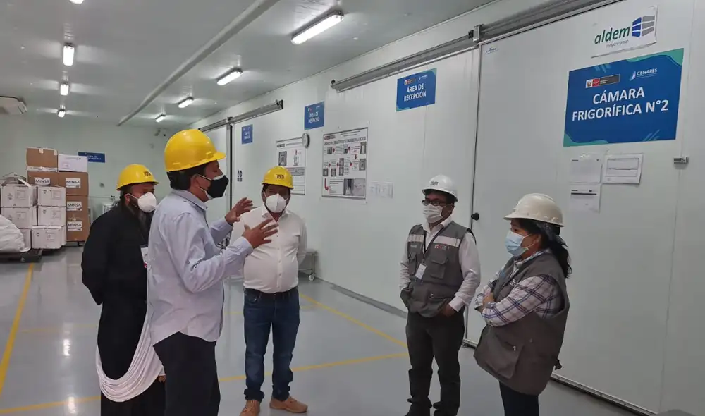 Comisión acudió a la sede del Cenares de forma inesperada ante supuestas demoras en el proceso de inmunización. Foto: Twittter de Felipe Castillo/@1FelipeCastillo