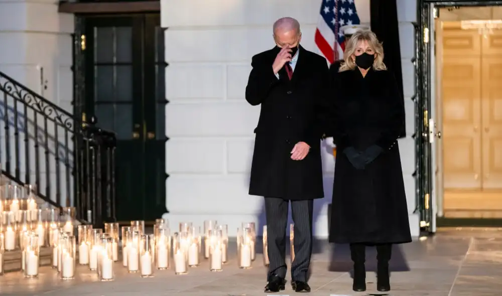 Joe y Jill Biden en una ceremonia de encendido de velas en memoria de las víctimas de la COVID-19. Foto: EFE Joe y Jill Biden en una ceremonia de encendido de velas en memoria de las víctimas de la COVID-19. Foto: EFE