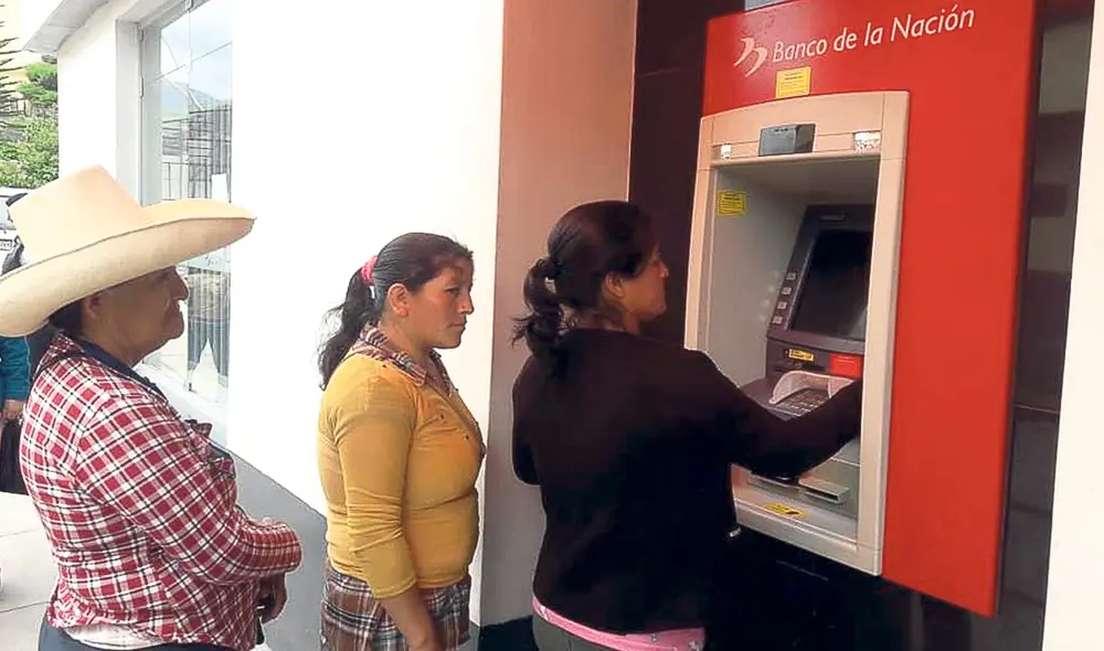 En el cajero. El objetivo del Gobierno es que los beneficiarios del Bono 600 no se aglomeren en el Banco de la Nación para evitar un mayor contagio. Foto: difusión En el cajero. El objetivo del Gobierno es que los beneficiarios del Bono 600 no se aglomeren en el Banco de la Nación para evitar un mayor contagio. Foto: difusión