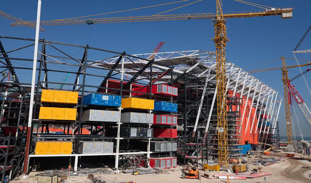 El Mundial Qatar 2022 ha impulsado en el país obras faraónicas que requieren miles de empleados, de los cuales una gran parte provienen de otras naciones. Foto: AFP El Mundial Qatar 2022 ha impulsado en el país obras faraónicas que requieren miles de empleados, de los cuales una gran parte provienen de otras naciones. Foto: AFP