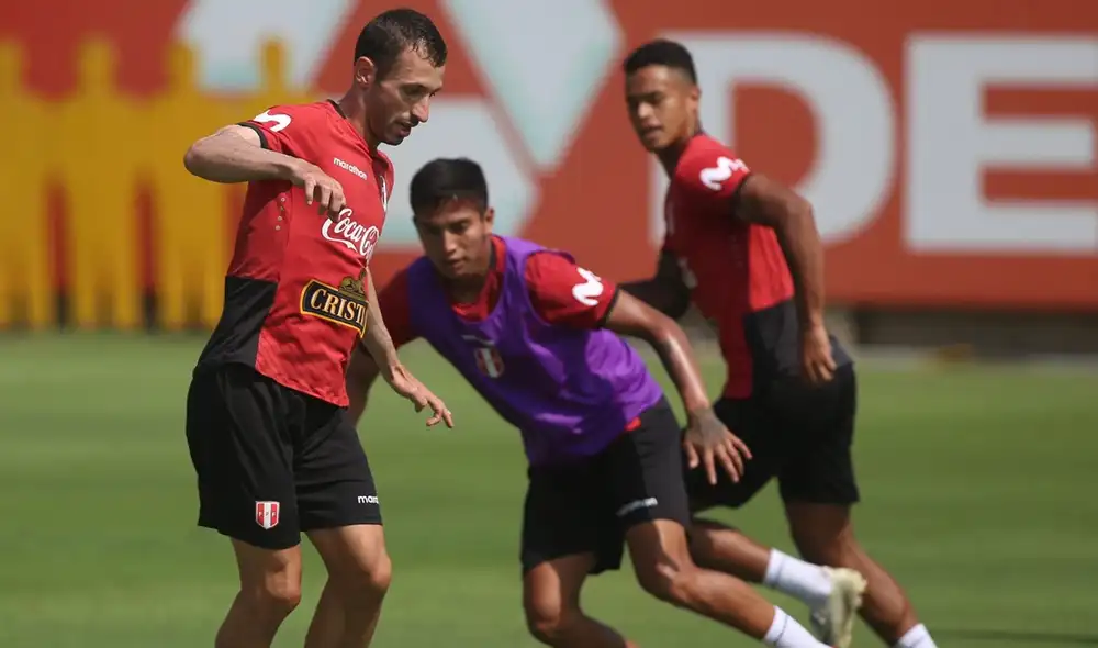 Horacio Calcaterra marcado por Martín Távara en el amistoso en la Videna. Foto: FPF Horacio Calcaterra marcado por Martín Távara en el amistoso en la Videna. Foto: FPF