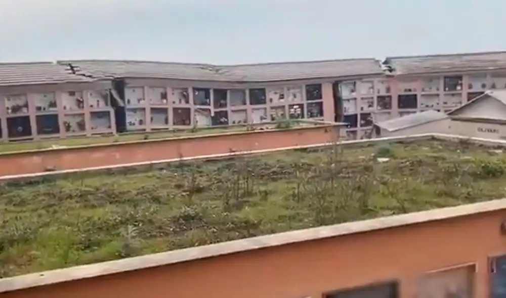 El corrimiento de tierra provocó la destrucción parcial del cementerio. Foto: Twitter / Ansa El corrimiento de tierra provocó la destrucción parcial del cementerio. Foto: Twitter / Ansa