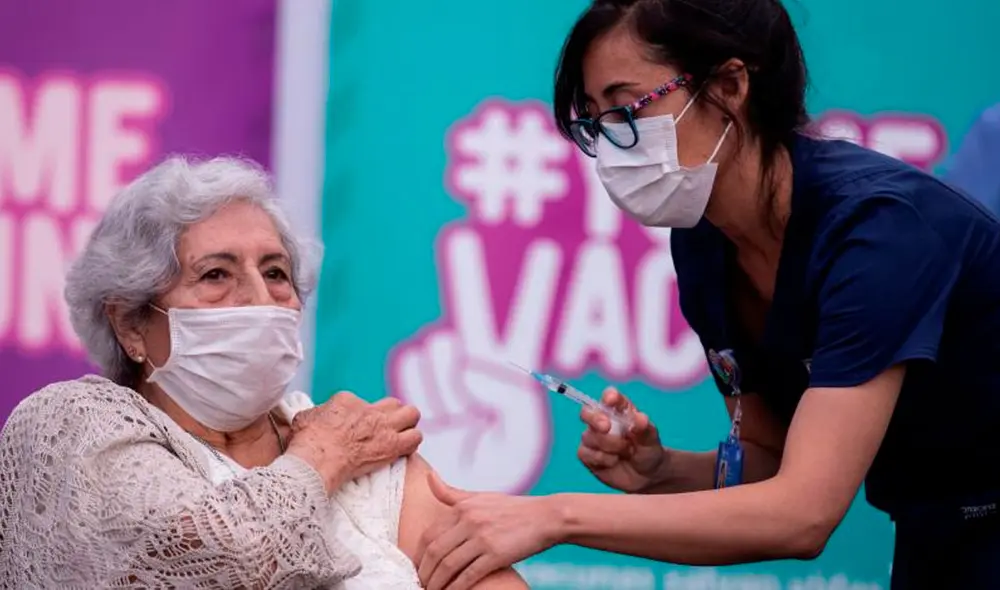 Chile se acerca a la meta de vacunar al 80% de los adultos mayores de 65 años. Foto: EFE Chile se acerca a la meta de vacunar al 80% de los adultos mayores de 65 años. Foto: EFE
