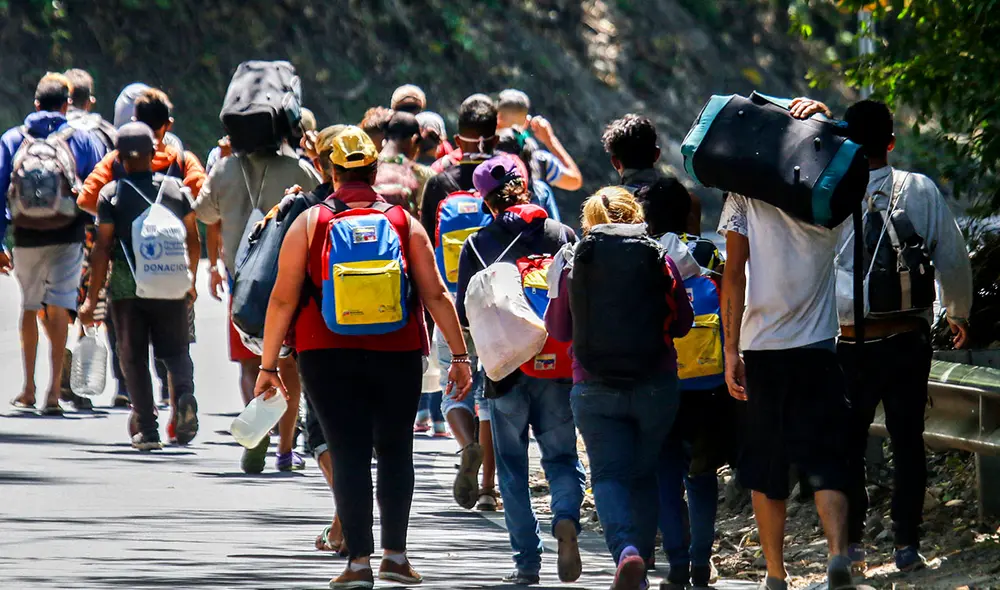 Migrantes venezolanos caminan por una carretera en Cúcuta, Colombia (frontera con Venezuela) el 2 de febrero de 2021. Foto: AFP Migrantes venezolanos caminan por una carretera en Cúcuta, Colombia (frontera con Venezuela) el 2 de febrero de 2021. Foto: AFP
