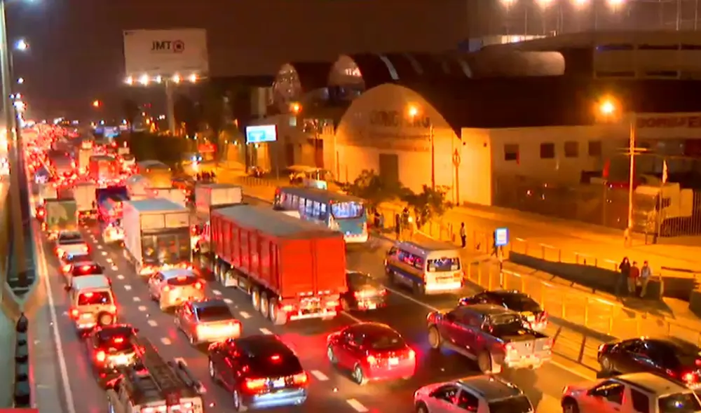 Las imágenes del congestionamiento fueron registradas en Santa Anita, donde no había presencia policial. Foto: captura Latina